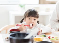 食事を楽しむお子さま