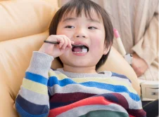 歯磨きをするお子さま