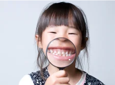 整った歯並びを見せて笑うお子さま