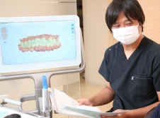 3Dシミュレーションで治療後の歯並びを確認する歯科医師