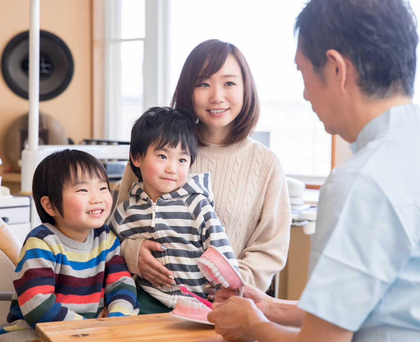 院長がご家族に治療内容を説明している様子