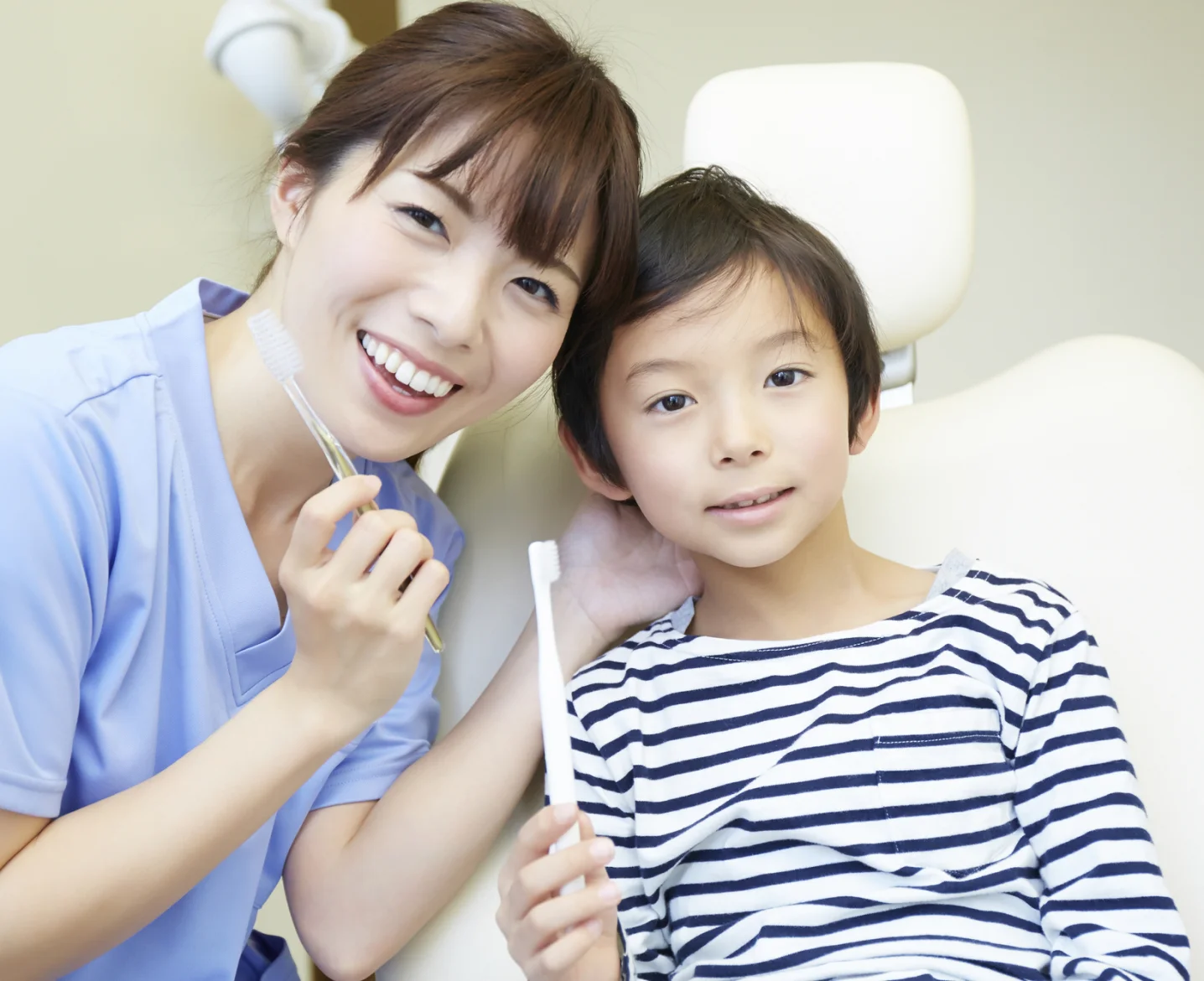 歯科衛生士がお子さまに歯みがきを指導している様子
