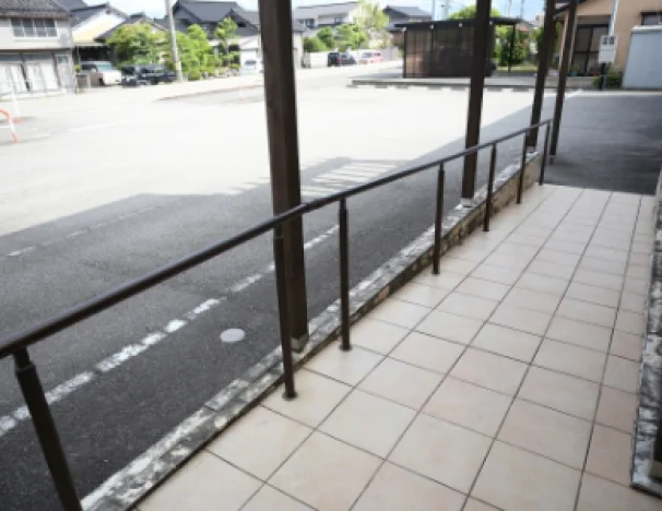 手すり付きのスロープでバリアフリーに配慮した入口