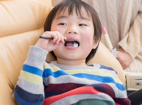 歯磨きをするお子さま