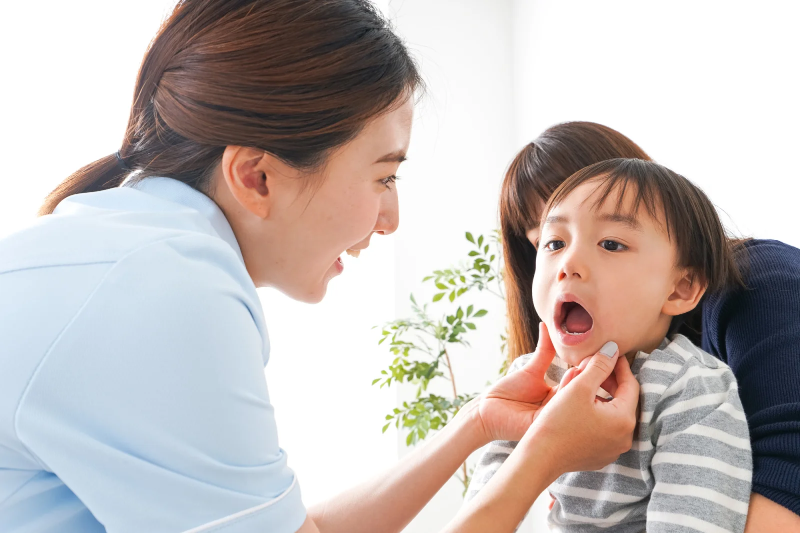 歯科衛生士がお子さまのお口の中を確認している様子